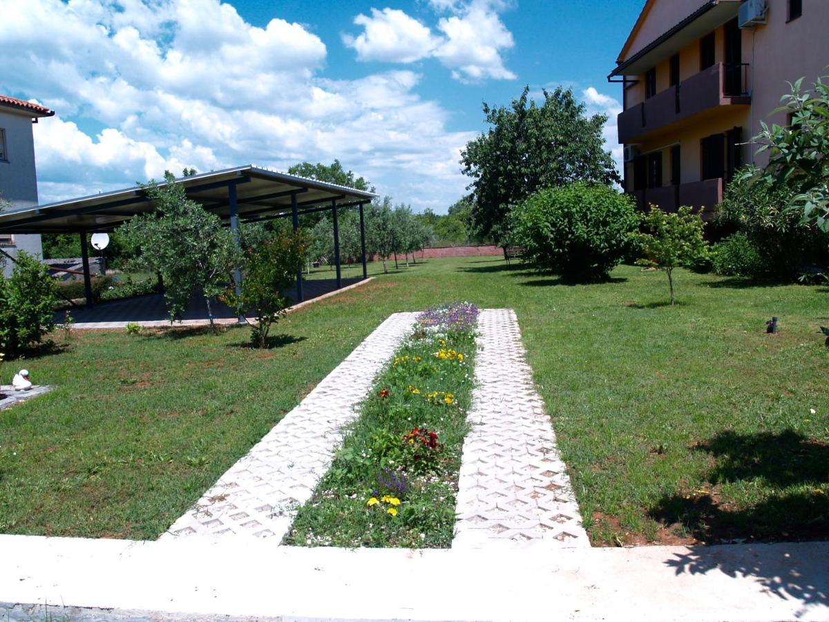 Apartment Karolina - Green Oasis Pula Bagian luar foto