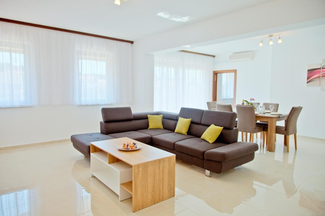 Apartment Karolina - Green Oasis Pula Bagian luar foto